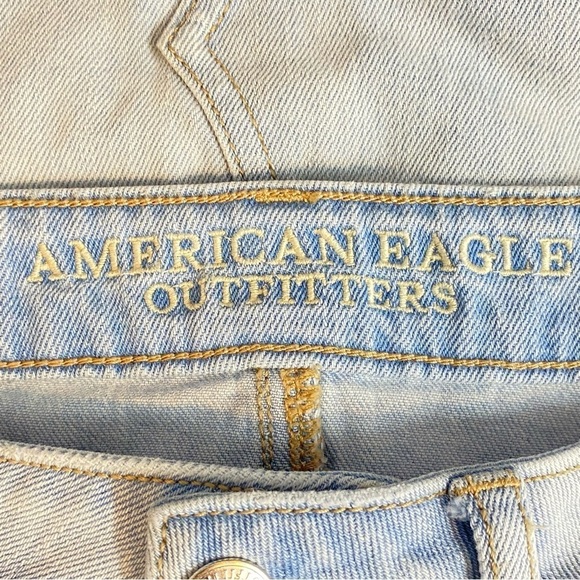 AMERICAN EAGLE AEO Women's Size 8 Lightwash distressed frayed hem mini skirt - Picture 3 of 6